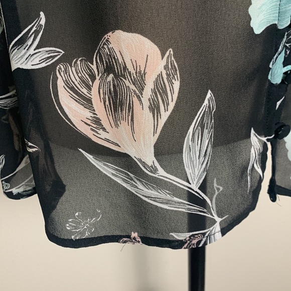 Torrid Black Floral Short Sleeve Semi-Sheer Blouse Size 0 - Picture 6 of 11